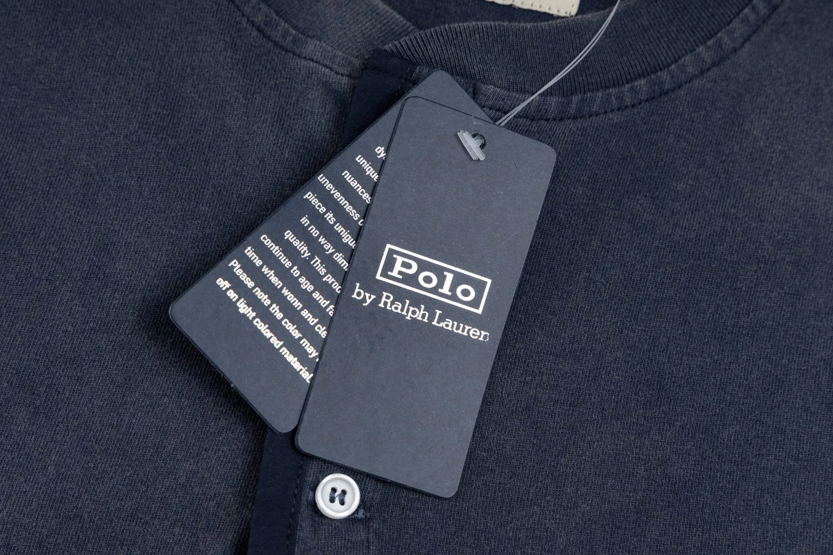 P196 #R85 Ralph Lauren washed heavy brushed distressed henley stand-up collar open chest long-sleeved bottoming shirt thin sweatshirt fabric 100% Xinjiang long-staple cotton, imported embroidered logo on the chest custom threaded collar, classic embroidery, the highest version, suitable for business and leisure daily use! 🌘3-button placket, laser logo pearlescent resin buttons, cuffs and hem are double-stitched, different from the currency version. Washed and distressed, sand-washed and stir-fried. Color: White, Black, Navy Blue, Army Green, Gray Size: S M L XL Length: 69/70/72/75 Bust: 102/108/116/124 Shoulder width: 43/45/47/49 Recommended weight: 100-120/120-140/140-160/160-180 pounds